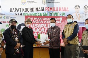 Kunker Ke Kerinci, PJS Gubernur Jambi Serahkan Bantuan Alkes untuk Covid-19