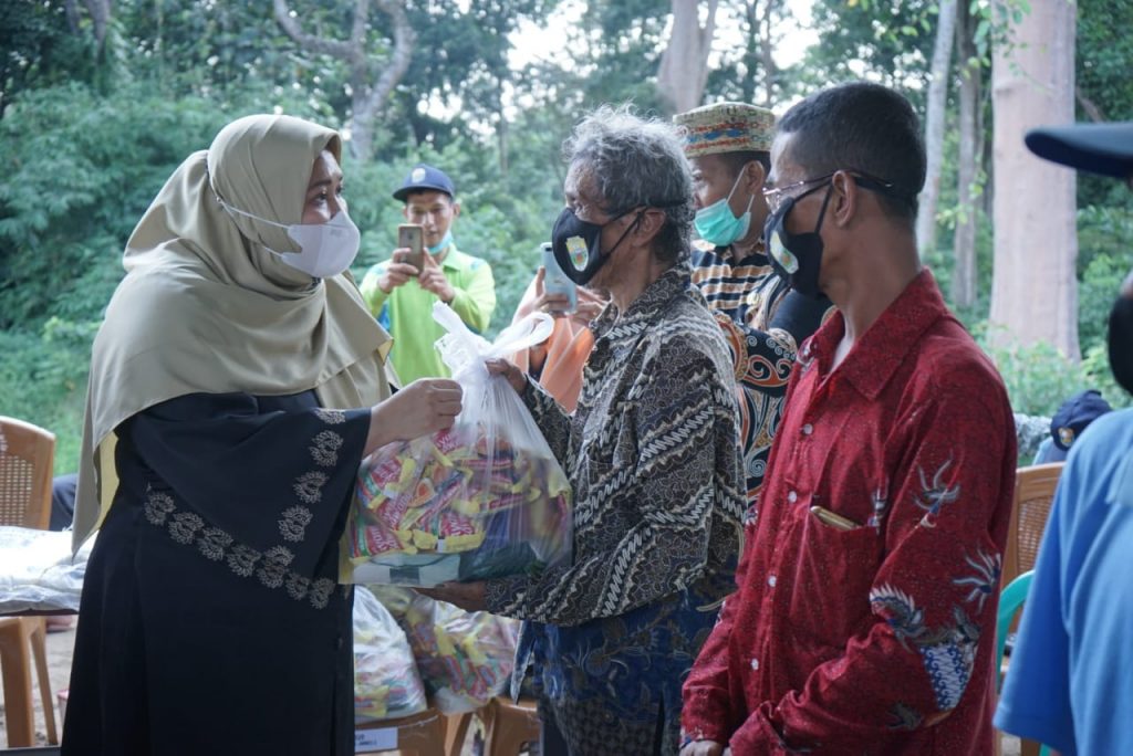 Bupati Muaro Jambi Serahkan Bantuan Sembako Kepada Masyarakat Terdampak COVID-19 di Desa Talang Duku