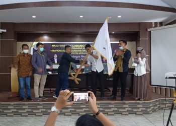 penyerahan bendera HIPMI oleh Pimpinan Sidang Kepada Ketum Terpilih