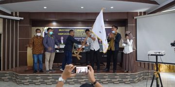 penyerahan bendera HIPMI oleh Pimpinan Sidang Kepada Ketum Terpilih