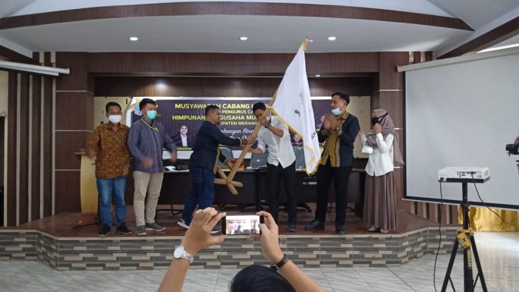 penyerahan bendera HIPMI oleh Pimpinan Sidang Kepada Ketum Terpilih