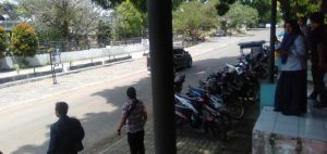 Satpol PP Gerebek Muda-Mudi diduga  Mesum di mobil depan Kantor Camat TelanaiPura