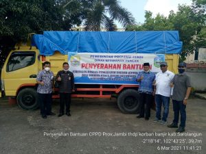 Dishanpan Salurkan 5,5 Ton Beras CPPD untuk Korban Pasca  Banjir di  Sarolangun