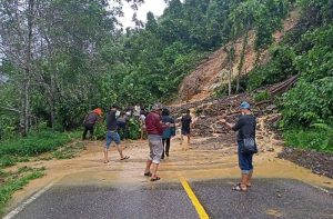 Akibat Longsor, Jalan Lintas Bangko-Kerinci Macet Total