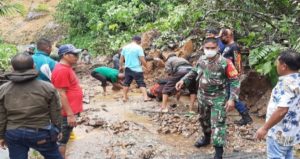 Anggota Koramil Sungai Manau Bantu Bersihkan Material Longsor di Pangkalan Jambu