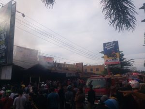 Breaking News…Dua Ruko Depan Kantor Bupati Merangin Terbakar