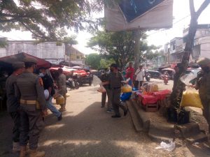 Satpol PP Tertibkan Pedagang Berjualan di Badan Jalan. Kasat Ingatkan Anggota Jangan Bermain