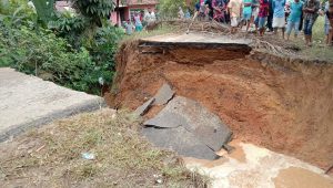 Diguyur Hujan Deras, Jalan Penghubung Dua Kecamatan di Merangin Putus