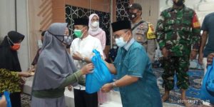 Wawako Salurkan Zakat Mall kepada Warga 