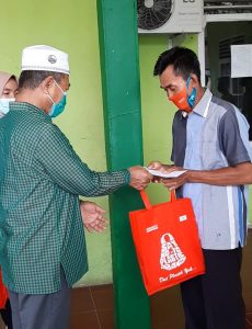 Peduli Dengan Pasukan Orange, Wabup Mashuri Bagi-bagi Bingkisan Lebaran