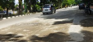 Jalan Depan Kantor Bupati Merangin Berlubang dan Berdebu