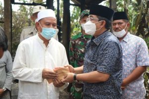 Di Dampingi Arpin Siregar,Bupati Serahkan Bantuan Untuk Korban Kebakaran