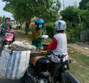 Peduli Sesama, Mahasiswa KKN Universitas Andalas Berbagi Makan Siang Kepada Warga Dimasa Pandemi