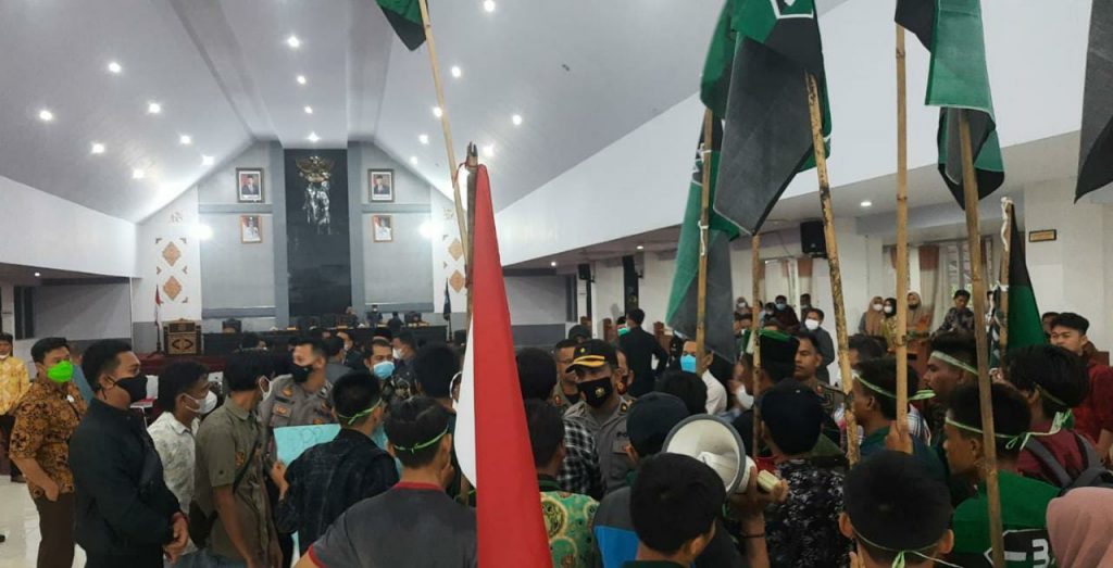 Seruduk Gedung DPRD Merangin yang Tengah Rapat Paripurna, HMI Tuntut Batalkan Pembelian Mobnas Pejabat