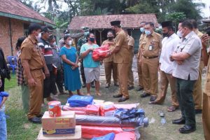 Wakil Bupati Berikan Bantuan Korban Kebakaran