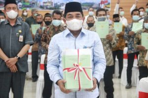 Bupati Tanjabbar ikuti acara penyerahan sertifikat Redistribusi