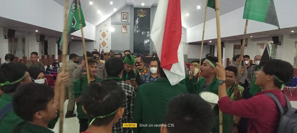 Mashuri Batalkan Pembelian Mobnas Jabatan Bupati. HMI Masih Menunggu Keputusan Dewan