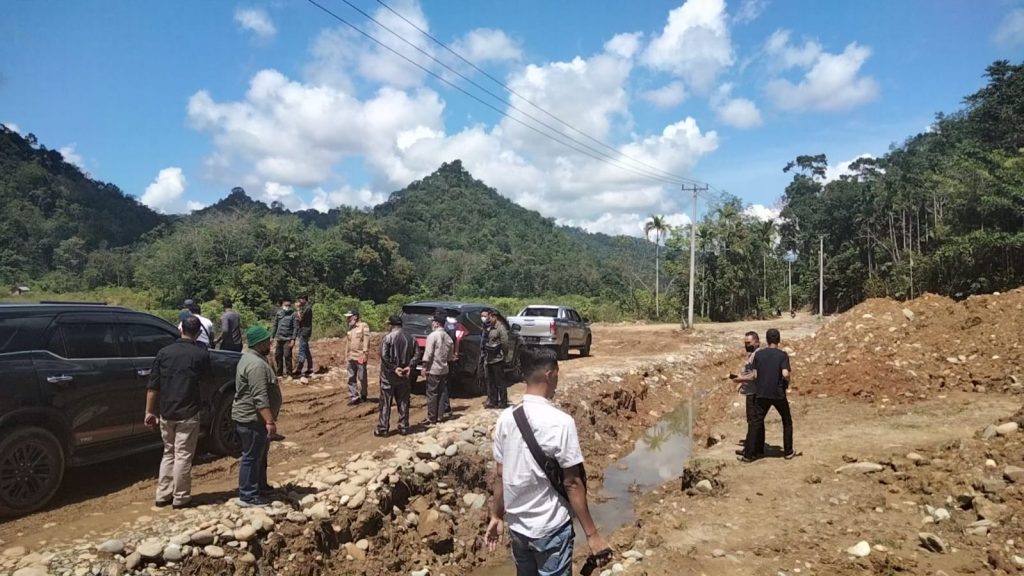 Jalan Kabupaten Dirusak Pelaku PETI. Diduga Pelakunya Merupakan Perangkat Desa