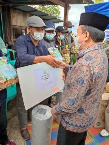 Gubernur Al Haris Serahkan Bantuan Sosial Satu Unit Mesin Giling Padi atau RMU untuk Poktan Renah Mempayang Jangkat Timur 