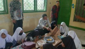 Miris..!! Masih Ditemukan Sekolah yang Siswanya Belajar Dilantai. Ini yang Dilakukan Kadis Dikbud Merangin