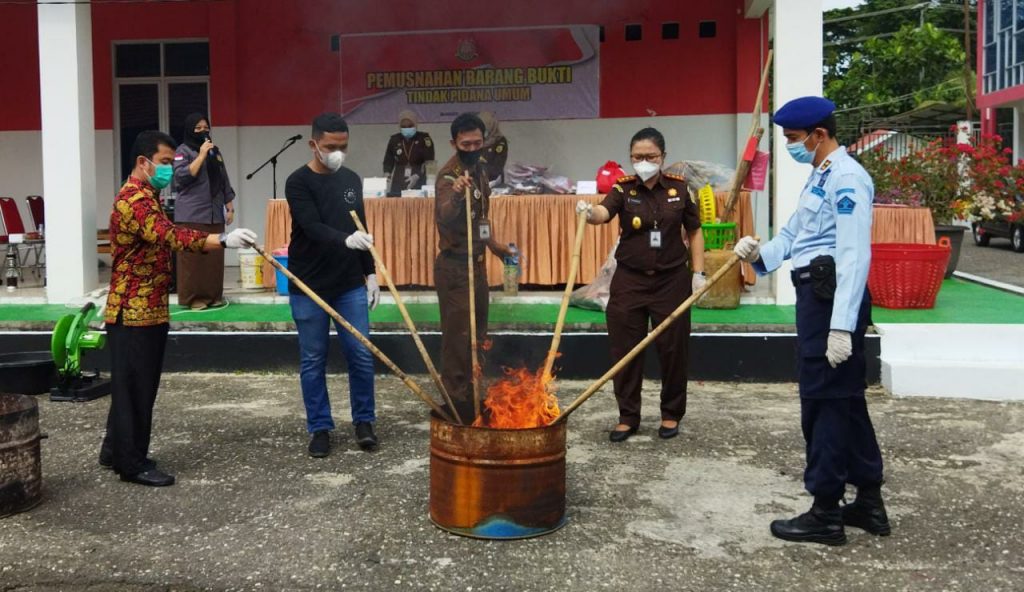 Kejari Merangin Musnahkan Barang Bukti Terhadap 60 Perkara Pidana Umum