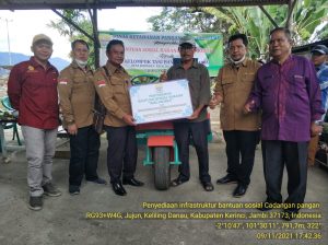 Dishanpan Jambi Serahkan Bantuan Sosial RMU Poktan Bangkit Bersama Pasar Jujun Keliling Danau Kerinci