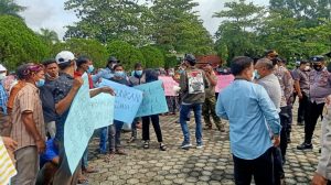 Datangi Gedung Dewan, Pendemo Minta Kepsek SMPN 10 Merangin Dicopot. Fajarman :Per Hari Ini Sudah Dinon-aktifkan