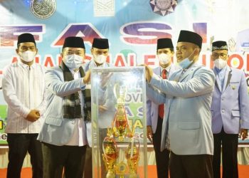 Gubernur serahkan Piala