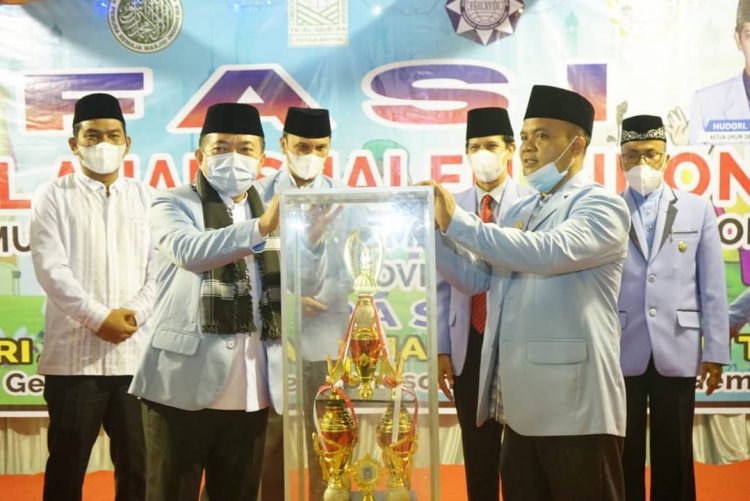 Gubernur serahkan Piala