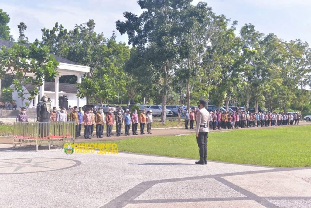 Bupati Masnah Inspektur Upacara Pencanangan Gerakan Vaksinasi Serbu Desa