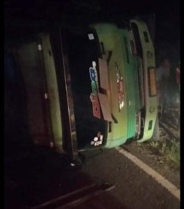 Mobil Muatan Kayu Terguling di Pulau Rengas, Jalan Bangko-Kerinci Macet