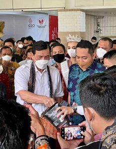 Ketika Pinto Dampingi Menteri Luhut nikmati Kopi Merangin