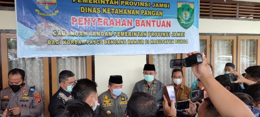 Gubernur Al Haris Serahkan Bantuan Beras Cadangan Pangan Pemerintah Provinsi Jambi untuk Korban Pasca Banjir di Kabupaten Bungo