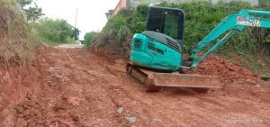 Tak Kunjung Dibangun Pengembang, Warga Perbaiki Jalan Dengan Swadaya