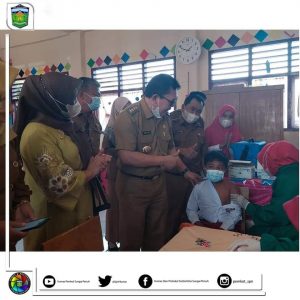 Dorong Percepatan Vaksinasi. Wako Ahmadi & Wawako Antos Turun Kesekolah Beri Pemahaman Pada Siswa & Wali Wurid