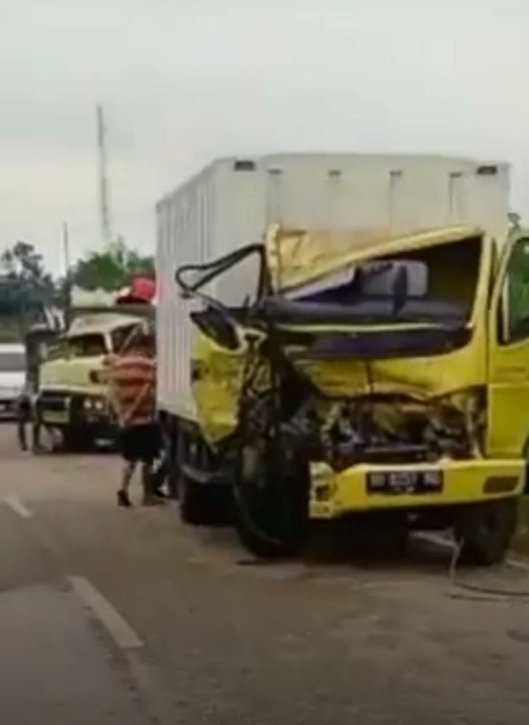 Kecelakaan Hebat Antara Mobil Box Vs Truck. Bagian Depan Mobil Ringsek dan Enam Korban Mengalami Luka-luka