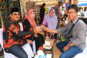 Bupati Tanjabbar dan Ketua Dekranasda Tinjau Stand Pameran Bazar Dalam Rangka Hut Jambi