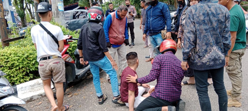 Tabrakan Dua Pemotor Depan Kantor Bupati Merangin, Korban Dilarikan ke Rumah Sakit