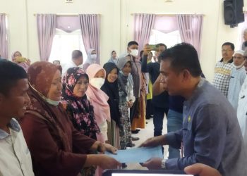 Kadis Dikbud, Nasution saat menyerahkan SK TKD