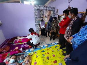 Ketua DPRD Edi Purwanto Ajak Mensos Risma Kunjungi Suci Penderita Cerebral Palsy 