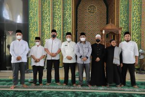 Bupati Tanjabbar Khotib Sholat Jum’at di Mesjid Agung Pemda Kabupaten Pelalawan