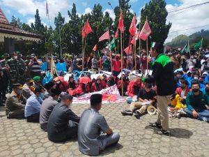 Tolak Kepemimpinan Jokowi, Ratusan Massa Geruduk Gedung DPRD Kerinci