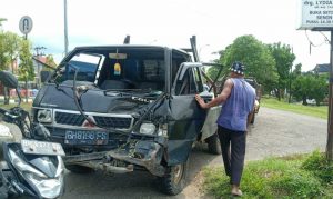 Diduga Tiba-tiba Putar Arah, Dum Truck Hantam L300 Hingga Bagian Depan Ringsek