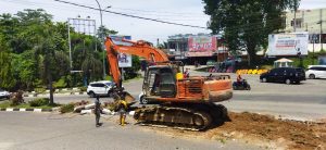 Pelebaran Jalan Menuju Jembatan Duplikat Merangin Dimulai, Hari Ini Median Jalan Dibongkar