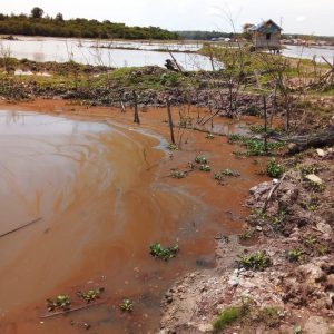 Akibat warna air sungai berubah warna, warga lingkis dan sekitarnya terserang penyakit GATAL-GATAL