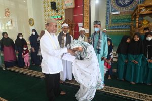 Mashuri Salurkan Santunan Anak Yatim Dari Celengan Masjid Baitul Makmur