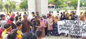 Bacalon Kades Simpang Limbur Merangin Kembali Demo, Kali Ini Berbarengan Dengan Bacalon Kades Sungai Tabir