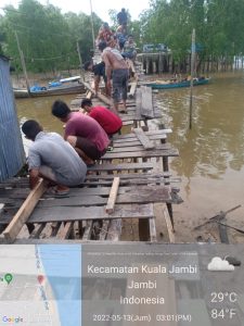 Belum Dapat Perhatian dari Pemerintah, Warga Tanjung Solok Gotong Royong Perbaiki Jalan Rusak