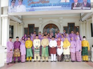 Bupati Tanjung Jabung Barat Pimpin Upacara Hari Pendidikan Nasional