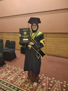 Desi Puspita Wisudawati Cumlaude Peraih IPK Terbaik